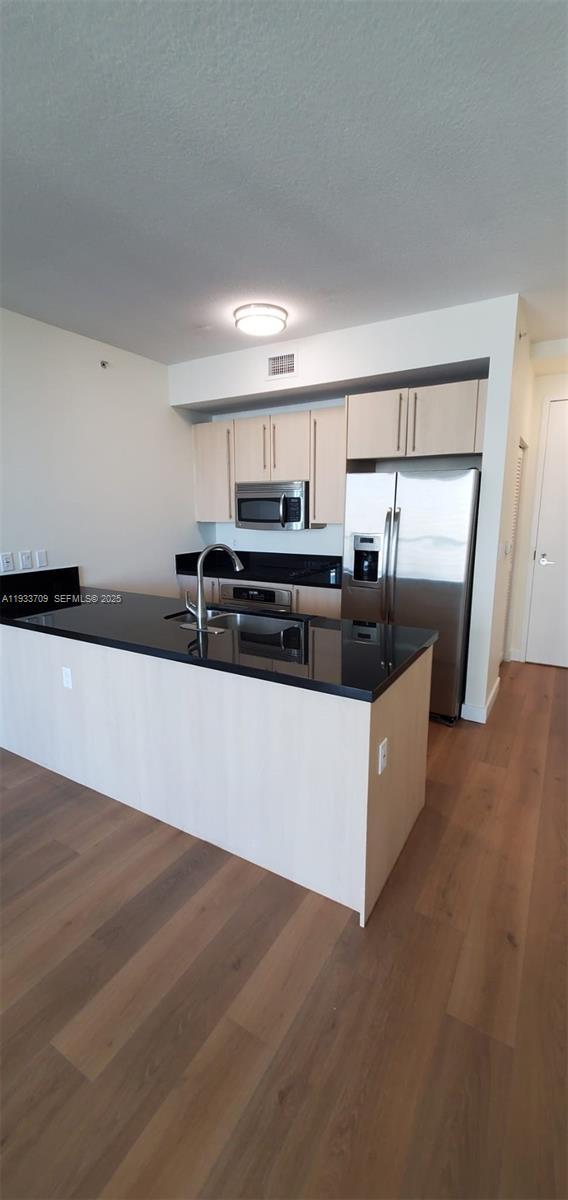 Building Photo - 79 SW 12th St Unit 2411