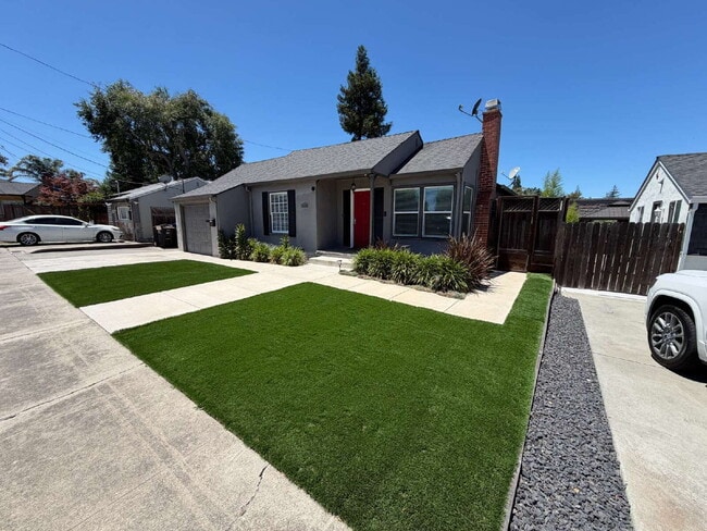 Building Photo - "Charming 3-Bedroom Oasis with Granite Elegance & Hardwood Warmth in Concord!"