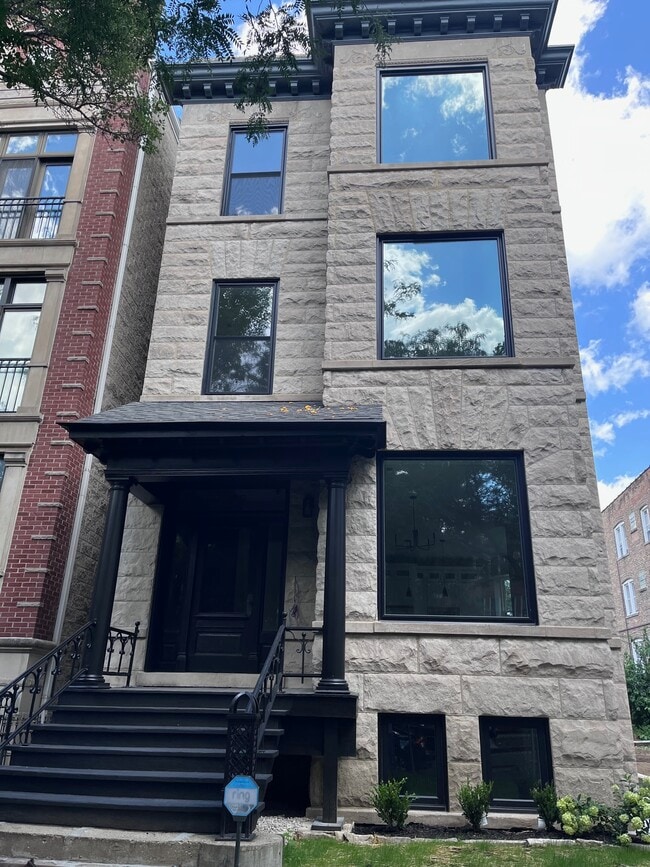 Building Photo - 1408 W Cuyler Ave Unit 3