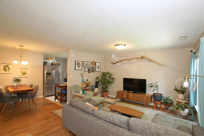 Photo - 716 McGill Pl