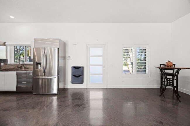 Photo - 930 NW 4th Ct