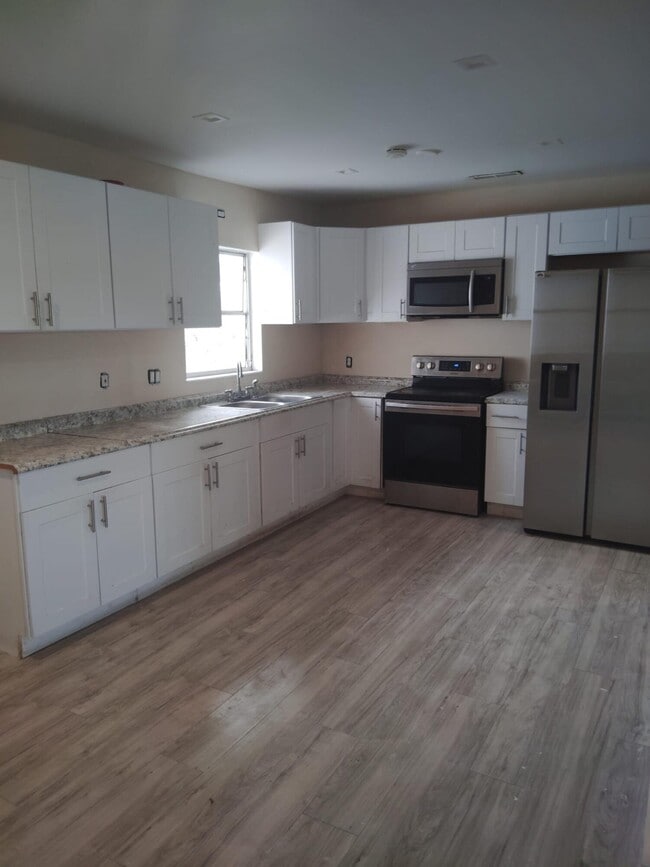 Photo - 5208 Collins St