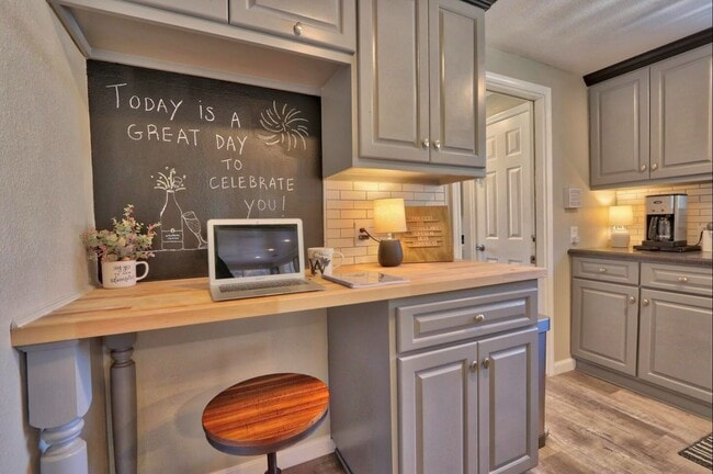 Computer Workspace - 603 N Avenue N