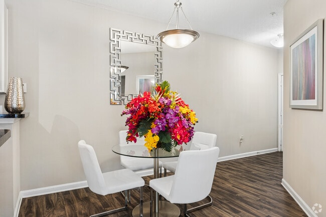 2BR, 2BA - 1,076SF - Dining Room - The Park at Castleton