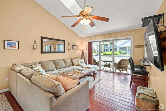 Building Photo - 1451 NE 14th Ct Unit 43 Rental