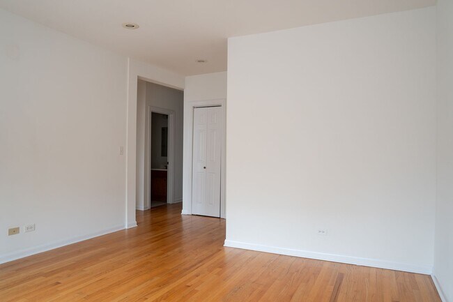 Photo - North Lincoln Square - 2 Bed / 1 Bath - In Unit Laundry Unit 2504-2