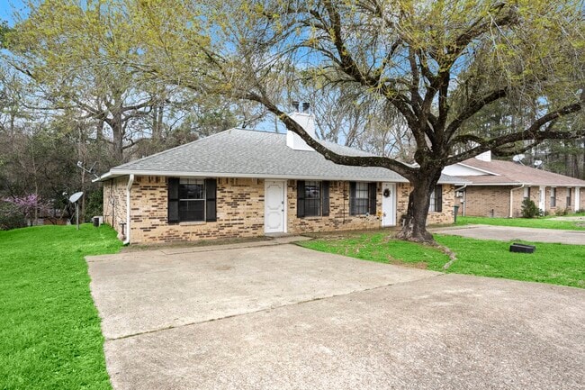 Building Photo - 3004 Manor Ln Unit B