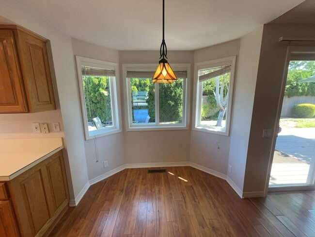 Photo - 7168 Lawnridge St NE