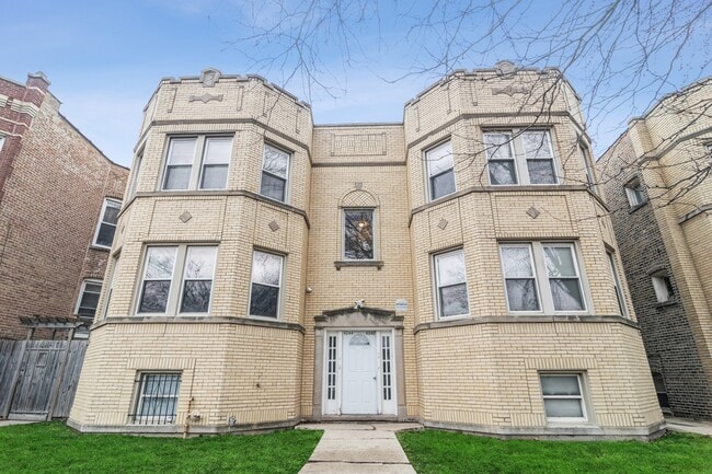 Building Photo - 4244 W Wrightwood Ave Unit 2W