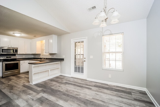 Photo - 102 Dartmouth Ct House