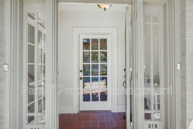 Photo - 216 E 48th St