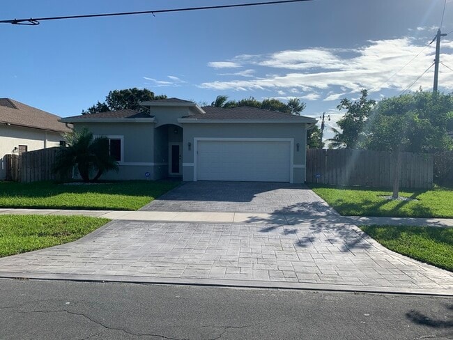 Photo - NEWER CONSTRUCTION MODERN HOME