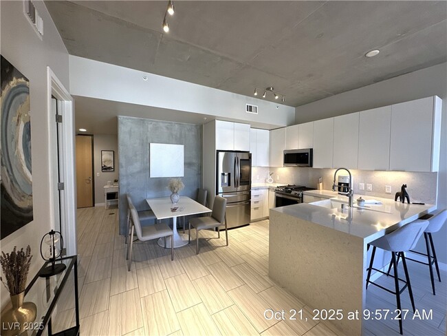 Photo - 353 E Bonneville Ave Unidad 761