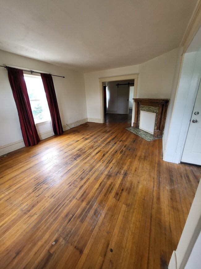 living room facing south - 429 W Cedar St Unit 3
