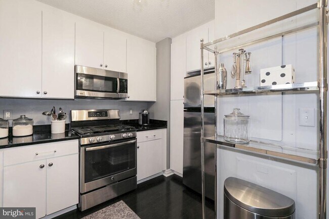 Photo - 915 E St NW Unidad 1002
