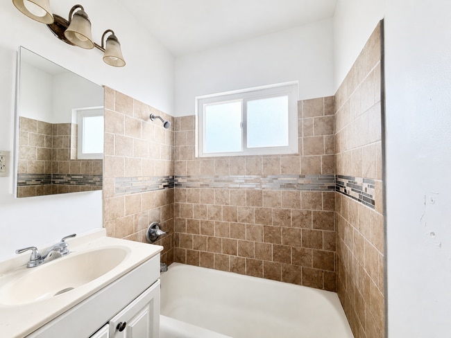 Building Photo - Newly Refreshed 3 bedroom 2 bathroom Home