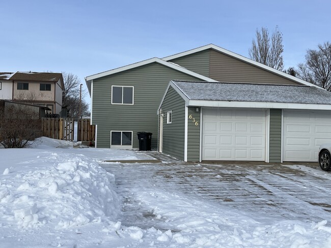 Single Stall Garage - 636 26th St W Casa Adosada