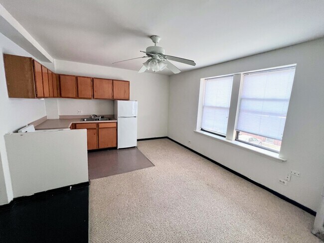 Photo - 3933 N Clarendon Ave Unit 304