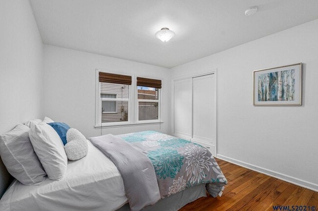 Photo - 1030 16th St NE