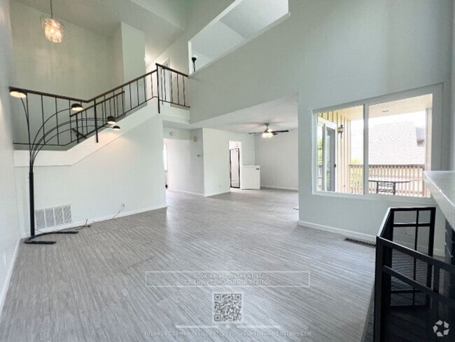 Building Photo - Beautifully 3BR Townhome with Huge Loft St...