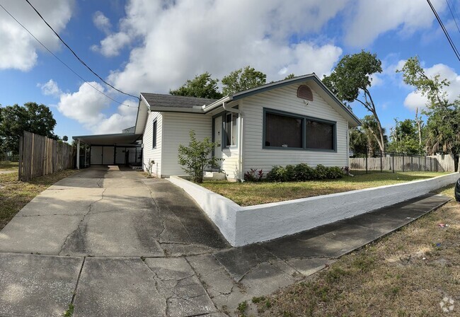 Building Photo - Single Family home on double lot!