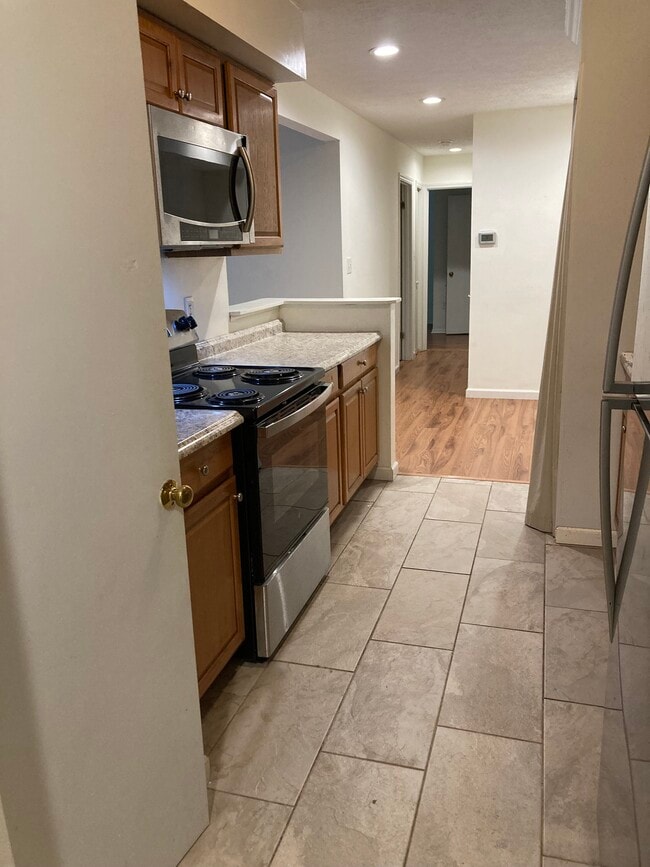 Kitchen - 4002 Governors Sq Unit 4002-3 Governors Sq