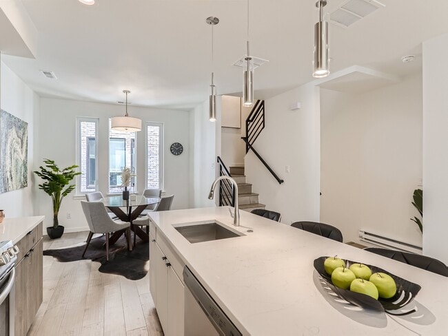 Building Photo - 1920 Hooker St Unit 1