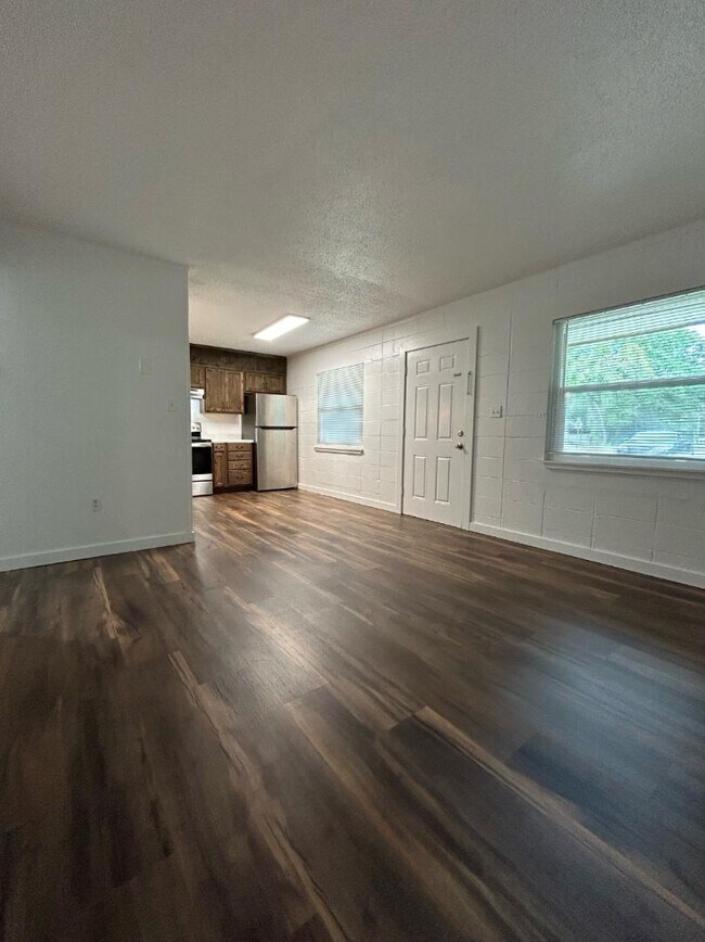 Photo - 406 Corvet St