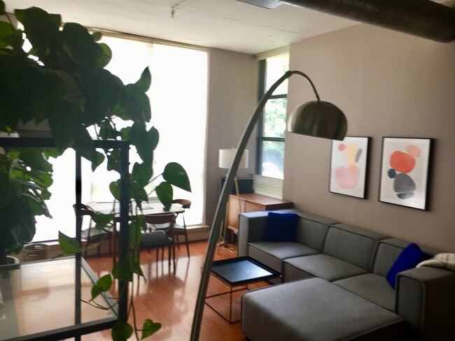 Living Room - 2020 12th St NW Unidad 107 Rental
