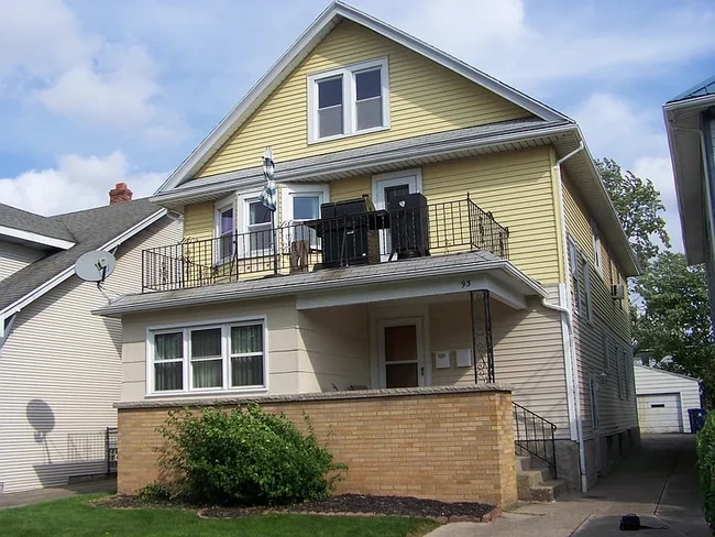 Building Photo - 93 Lovering Ave Unit Upper