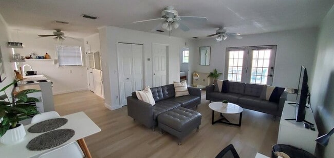 Building Photo - 117 W Davis St Rental