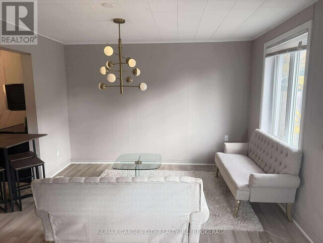 Photo - 130 St Paul Crescent Unit 1