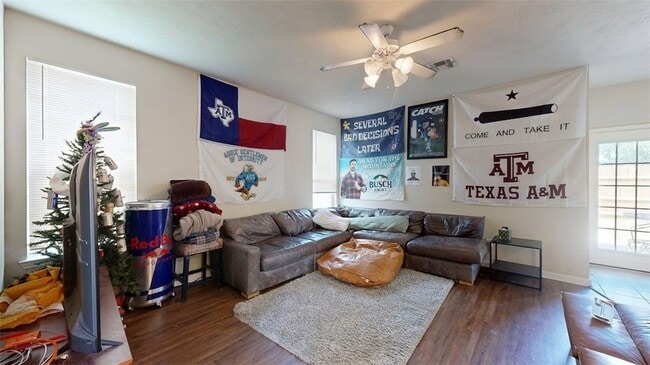 Photo - 2933 McLaren Dr