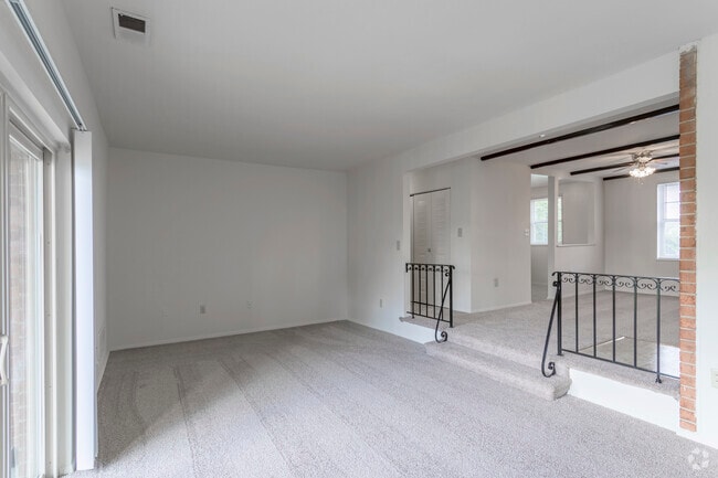 2 BR, 1 BA - 1,060 SF