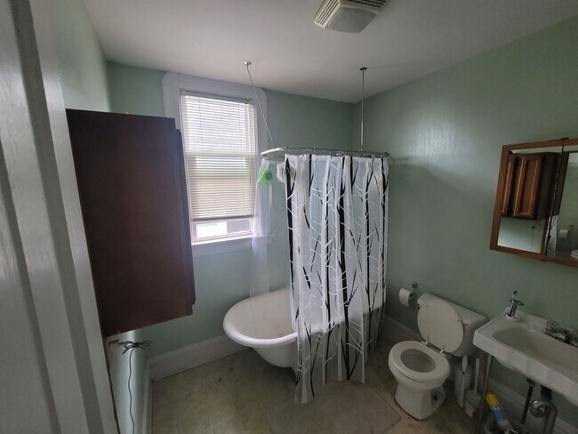 Photo - Duluth, MN - 4 Bedroom - 1 Bathroom - Clos...