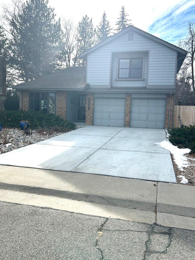 Photo - 5 BR/3 1/2 BA in the Desirable Meadowglen Community!!