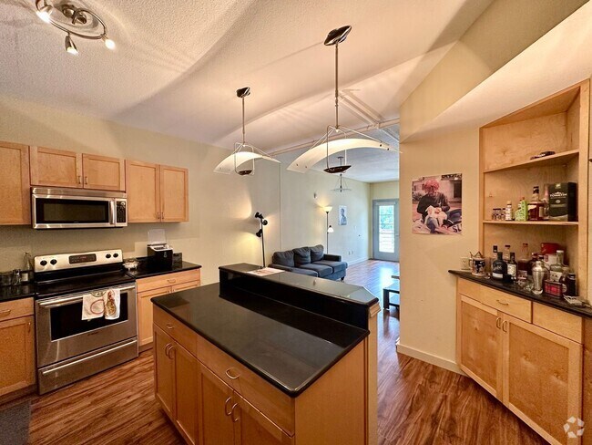 Building Photo - 2/2 Apartment Walking Distance from UT Unit 303