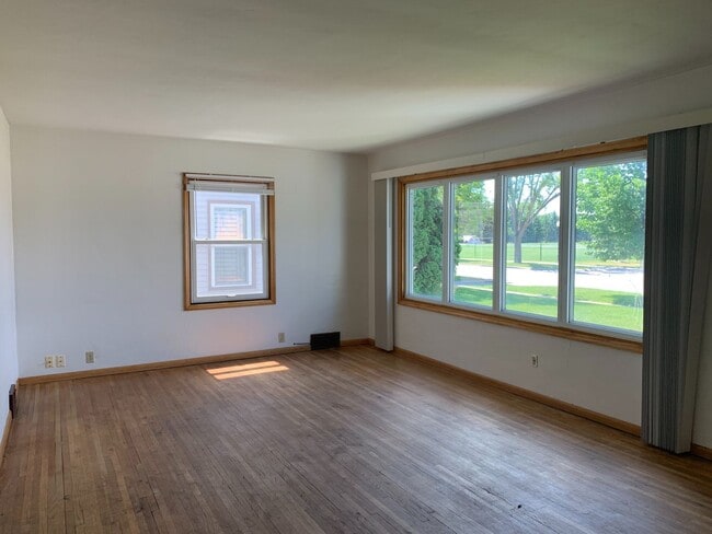 Photo - 5 Bedroom Across from NDSU!!