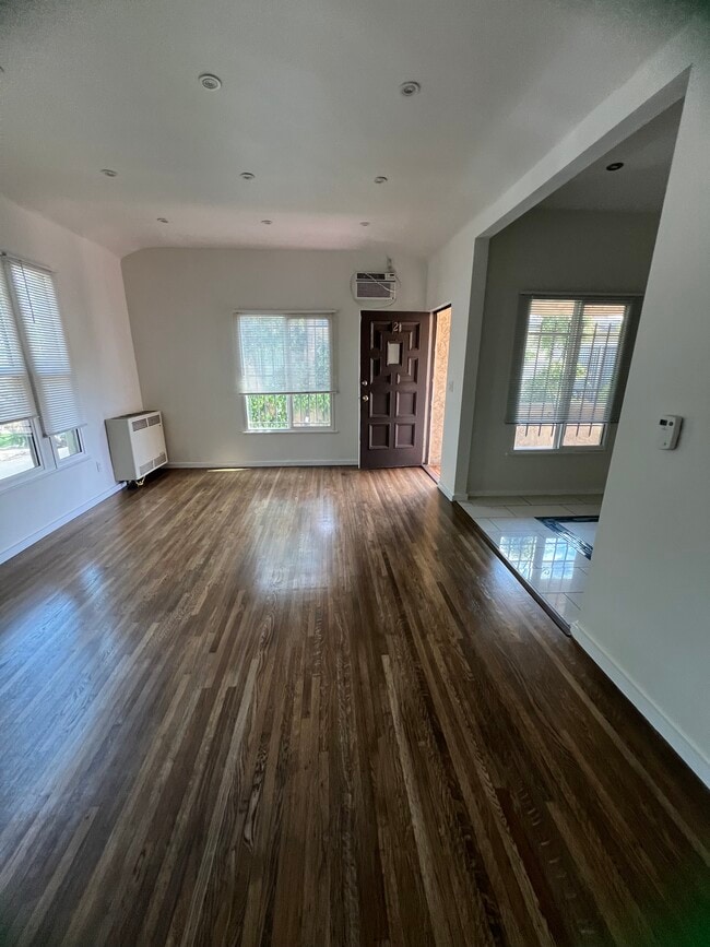 Building Photo - 1049 N Stanley Ave Rental