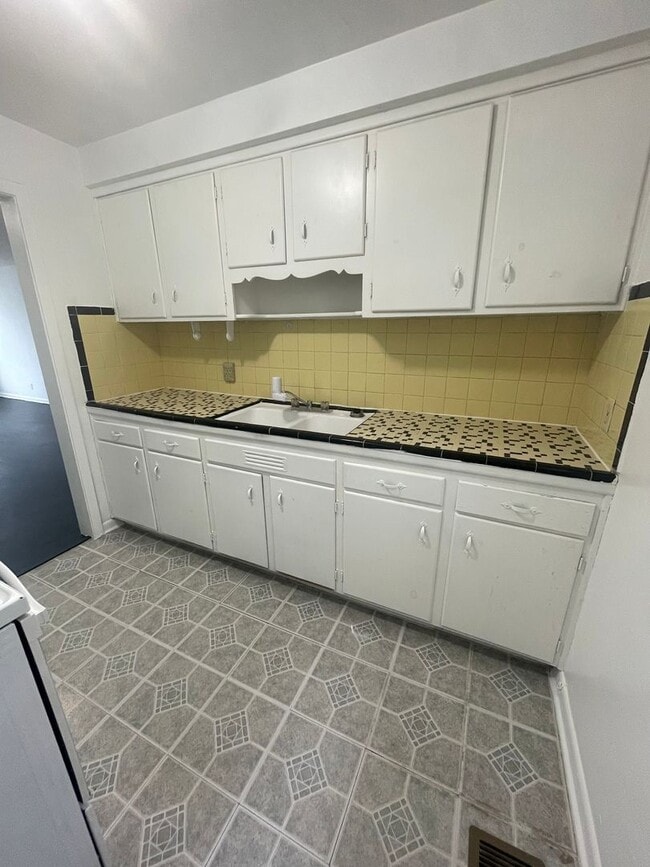 Photo - VANW18062          25 Unidad 1806 VAN WERT AVENUE #2 - down