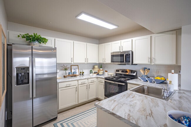 2BR, 2BA - 1008SF - Kitchen