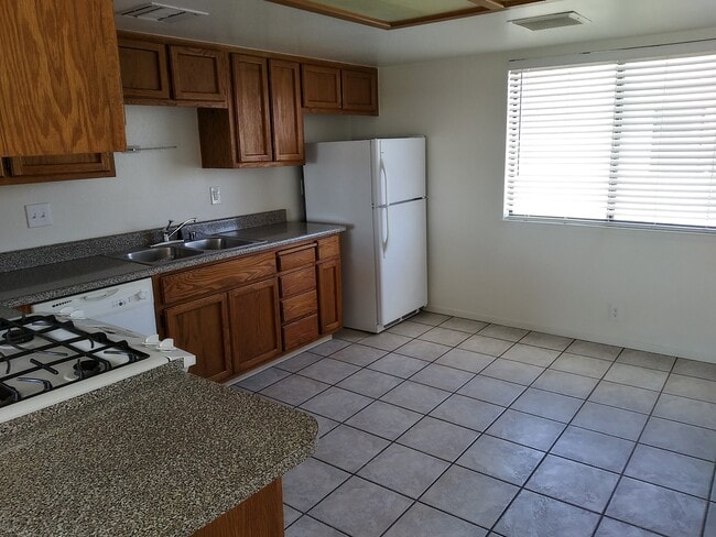 Kitchen - 437 S Sunset St Unit C