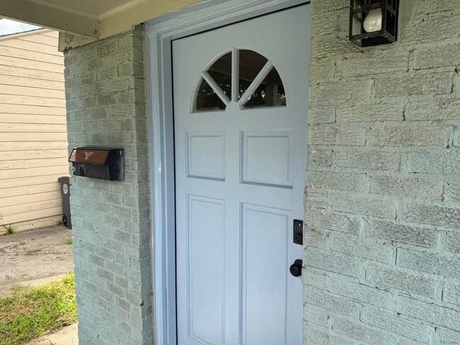 Building Photo - Historic 1946 Duplex in KW 1 bed plus Bonus Room