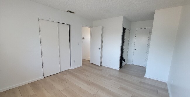 Photo - 10 Paramount Cir