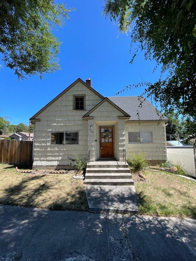 Charming 3bdrm, 1 bath house with fenced y... - Charming 3bdrm, 1 bath house with fenced y...
