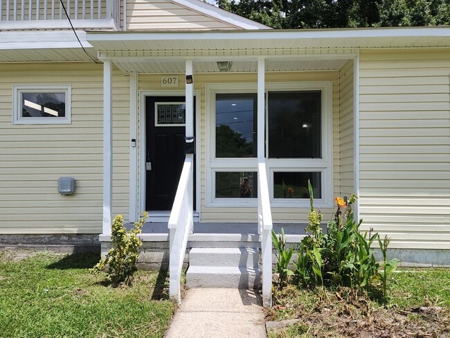 Photo - 607 New River Dr