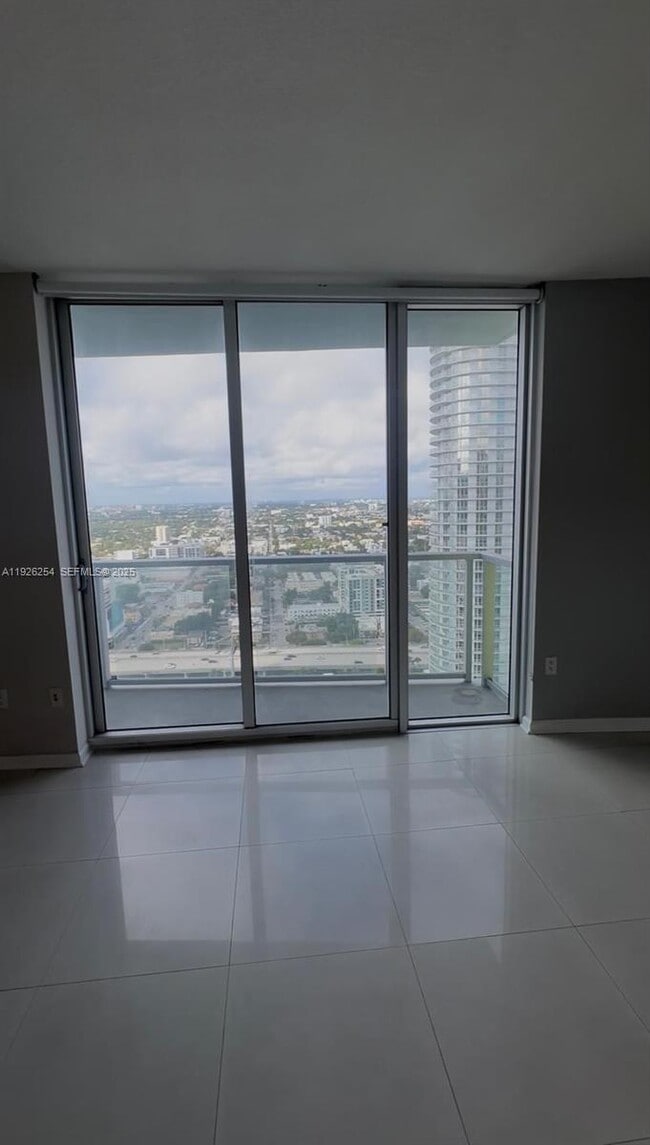 Building Photo - 185 SW 7th St Unit 3400