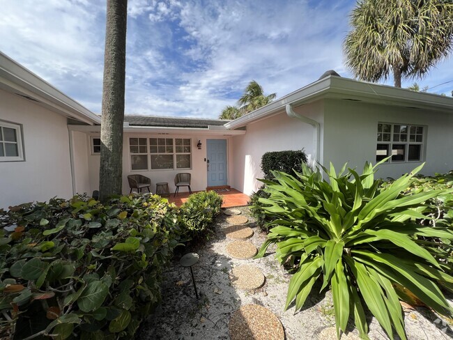Building Photo - 1653 Poinsettia Dr Rental