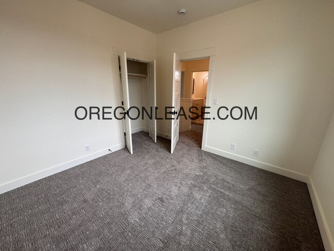 Building Photo - Brand new 3 bedroom 2.5 bath Coburg townhome Unit 32732 Coburg Creek