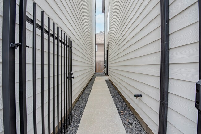 Photo - 861 Fisher St